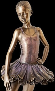 Elegant ballerinafigur i bronze-finish stående på trælignende base, håndmalet og stilfuld